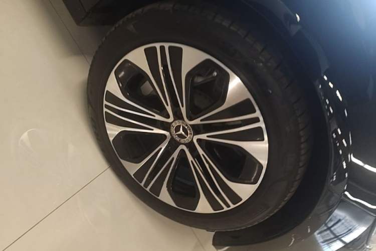 Used Mercedes-Benz E-Class New Energy 2024 E 350 e L Plug-in Hybrid Sedan Right Front Wheel Hub