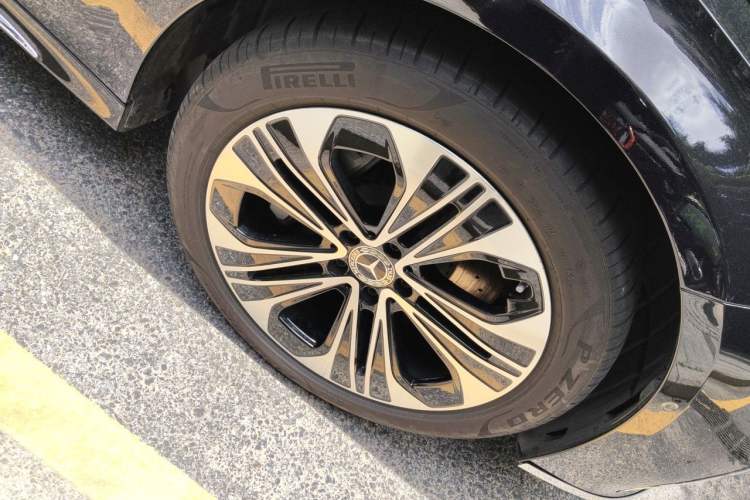 Used Mercedes-Benz E-Class New Energy 2024 E 350 e L Plug-in Hybrid Sedan Right Front Wheel Hub