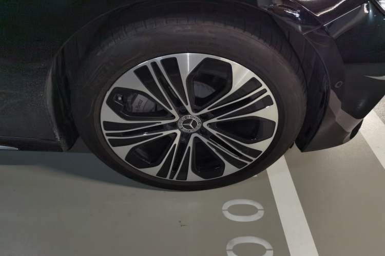 Used Mercedes-Benz E-Class New Energy 2024 E 350 e L Plug-in Hybrid Sedan Right Front Wheel Hub