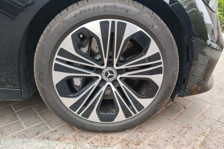 Used Mercedes-Benz E-Class New Energy 2024 E 350 e L Plug-in Hybrid Sedan Right Front Wheel Hub