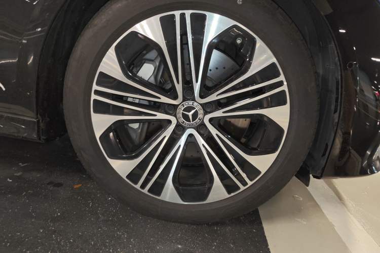 Used Mercedes-Benz E-Class New Energy 2024 E 350 e L Plug-in Hybrid Sedan Right Front Wheel Hub