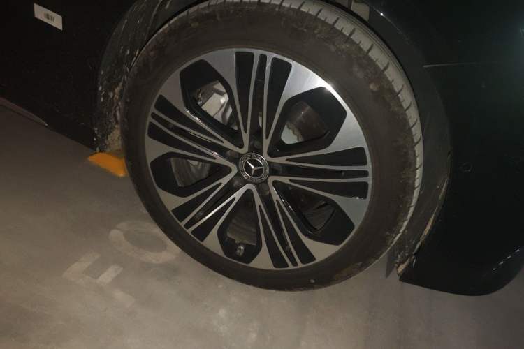 Used Mercedes-Benz E-Class New Energy 2024 E 350 e L Plug-in Hybrid Sedan Right Front Wheel Hub