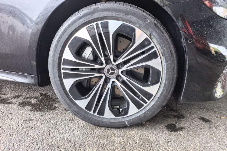 Used Mercedes-Benz E-Class New Energy 2024 E 350 e L Plug-in Hybrid Sports Sedan Right Front Wheel Hub