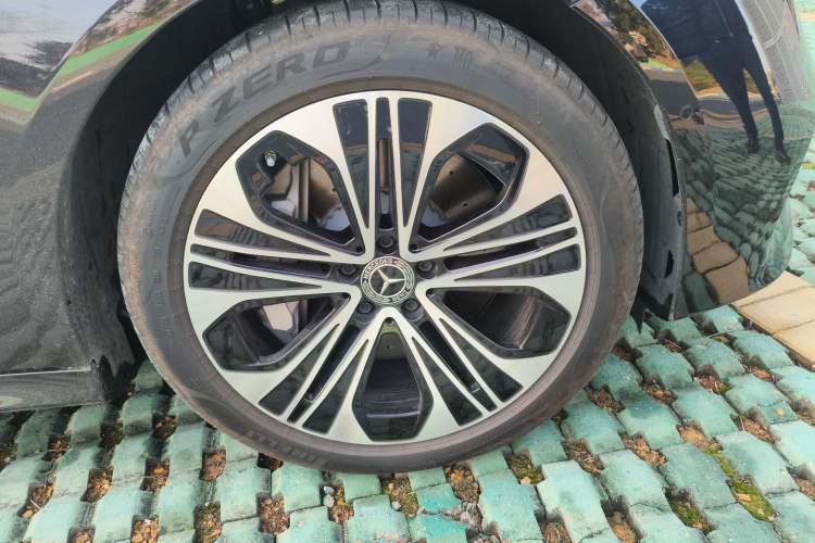 Used Mercedes-Benz E-Class New Energy 2024 E 350 e L Plug-in Hybrid Sedan Right Front Wheel Hub