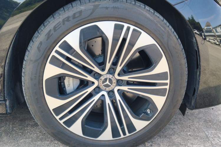 Used Mercedes-Benz E-Class New Energy 2024 E 350 e L Plug-in Hybrid Sedan Right Front Wheel Hub