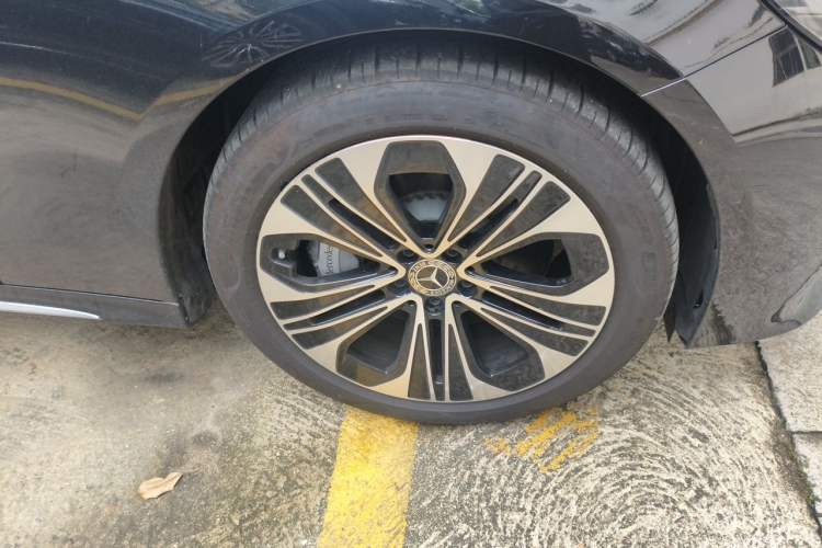 Used Mercedes-Benz E-Class New Energy 2024 E 350 e L Plug-in Hybrid Sedan Right Front Wheel Hub