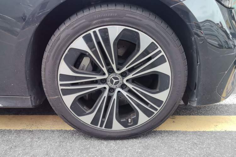 Used Mercedes-Benz E-Class New Energy 2024 E 350 e L Plug-in Hybrid Sedan Right Front Wheel Hub