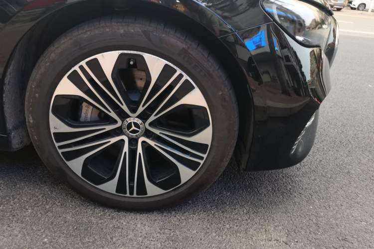 Used Mercedes-Benz E-Class New Energy 2024 E 350 e L Plug-in Hybrid Sedan Right Front Wheel Hub