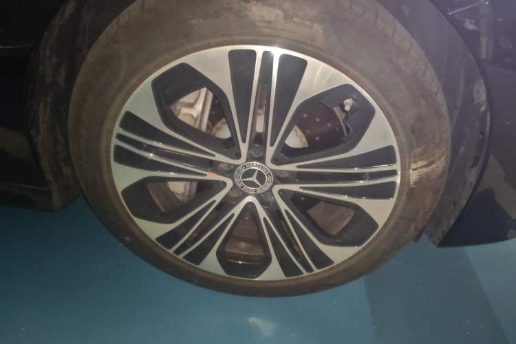 Used Mercedes-Benz E-Class New Energy 2024 E 350 e L Plug-in Hybrid Sedan Right Front Wheel Hub