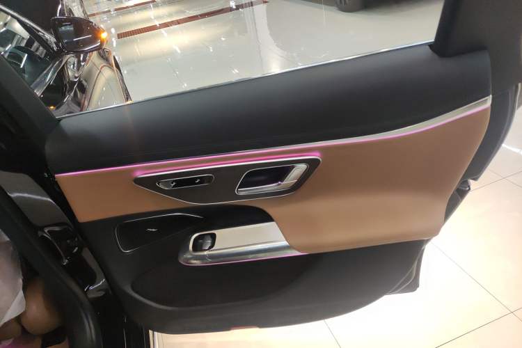 Used Mercedes-Benz E-Class New Energy 2024 E 350 e L Plug-in Hybrid Sedan Right Rear Door Interior