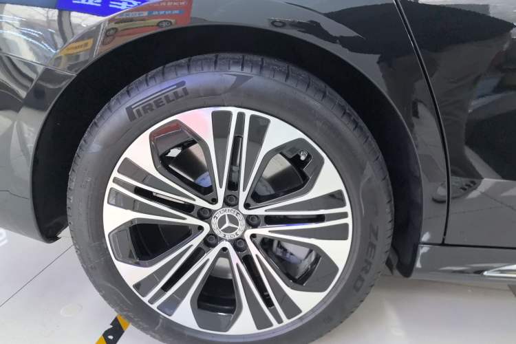 Used Mercedes-Benz E-Class New Energy 2024 E 350 e L Plug-in Hybrid Sedan Right Rear Wheel Hub