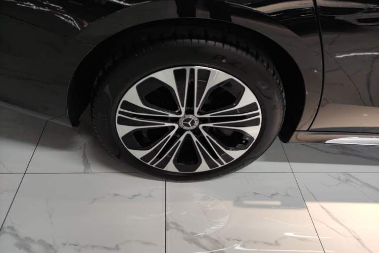 Used Mercedes-Benz E-Class New Energy 2024 E 350 e L Plug-in Hybrid Sedan Right Rear Wheel Hub