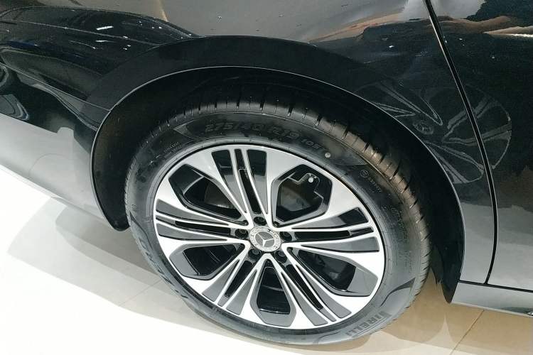 Used Mercedes-Benz E-Class New Energy 2024 E 350 e L Plug-in Hybrid Sedan Right Rear Wheel Hub