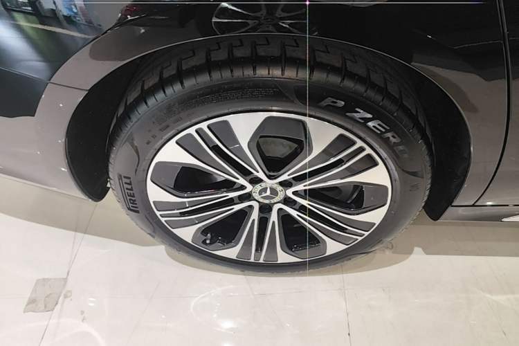 Used Mercedes-Benz E-Class New Energy 2024 E 350 e L Plug-in Hybrid Sedan Right Rear Wheel Hub