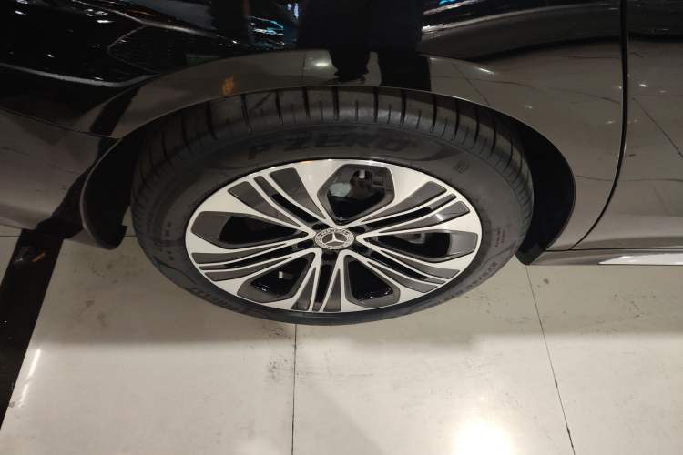 Used Mercedes-Benz E-Class New Energy 2024 E 350 e L Plug-in Hybrid Sedan Right Rear Wheel Hub