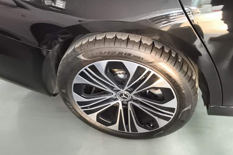 Used Mercedes-Benz E-Class New Energy 2024 E 350 e L Plug-in Hybrid Sedan Right Rear Wheel Hub