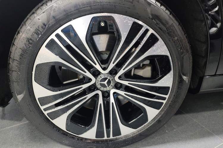 Used Mercedes-Benz E-Class New Energy 2024 E 350 e L Plug-in Hybrid Sedan Right Rear Wheel Hub