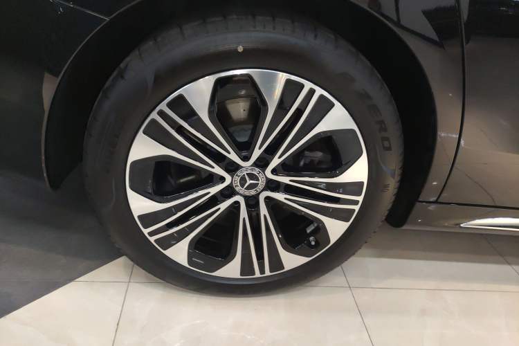 Used Mercedes-Benz E-Class New Energy 2024 E 350 e L Plug-in Hybrid Sedan Right Rear Wheel Hub