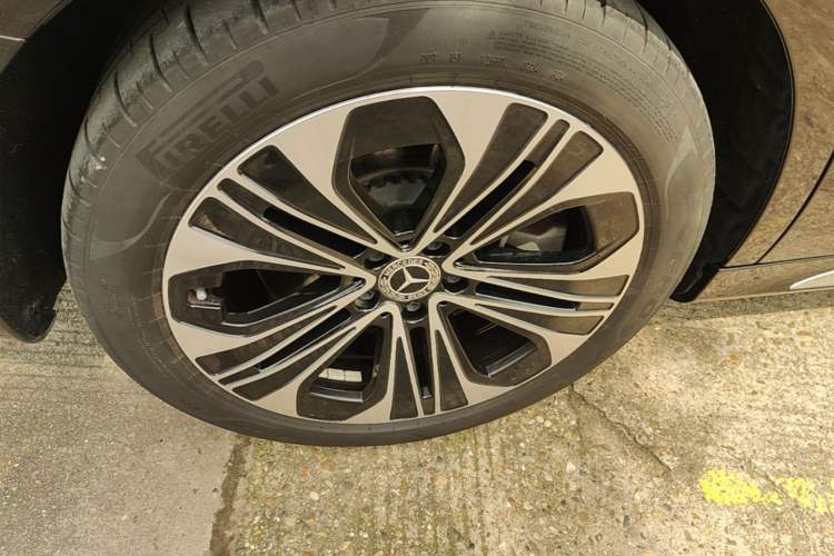 Used Mercedes-Benz E-Class New Energy 2024 E 350 e L Plug-in Hybrid Sedan Right Rear Wheel Hub