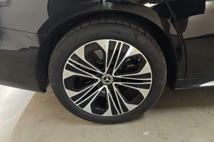 Used Mercedes-Benz E-Class New Energy 2024 E 350 e L Plug-in Hybrid Sedan Right Rear Wheel Hub