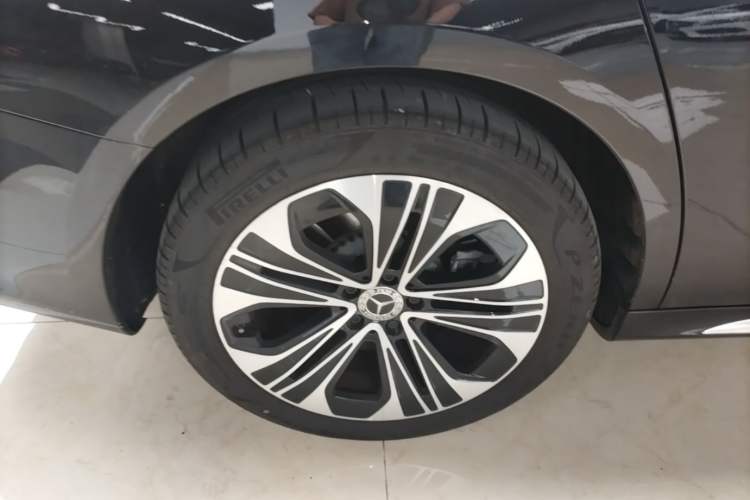 Used Mercedes-Benz E-Class New Energy 2024 E 350 e L Plug-in Hybrid Sedan Right Rear Wheel Hub