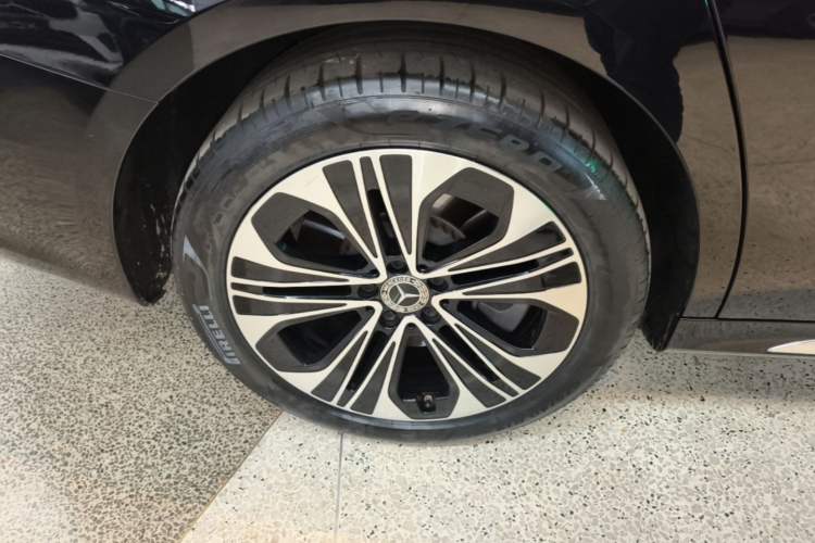 Used Mercedes-Benz E-Class New Energy 2024 E 350 e L Plug-in Hybrid Sedan Right Rear Wheel Hub