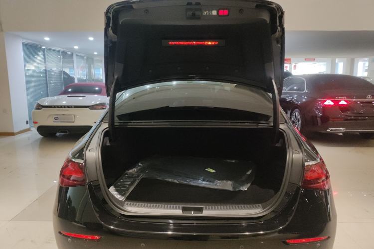 Used Mercedes-Benz E-Class New Energy 2024 E 350 e L Plug-in Hybrid Sedan Trunk