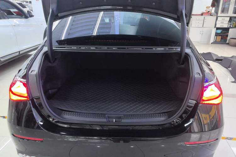Used Mercedes-Benz E-Class New Energy 2024 E 350 e L Plug-in Hybrid Sedan Trunk