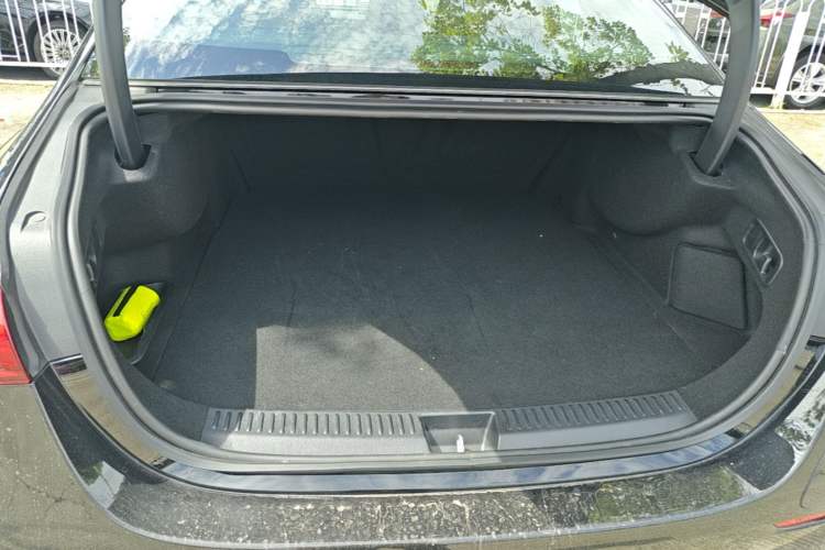 Used Mercedes-Benz E-Class New Energy 2024 E 350 e L Plug-in Hybrid Sedan Trunk