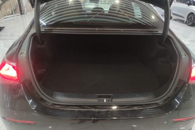 Used Mercedes-Benz E-Class New Energy 2024 E 350 e L Plug-in Hybrid Sedan Trunk