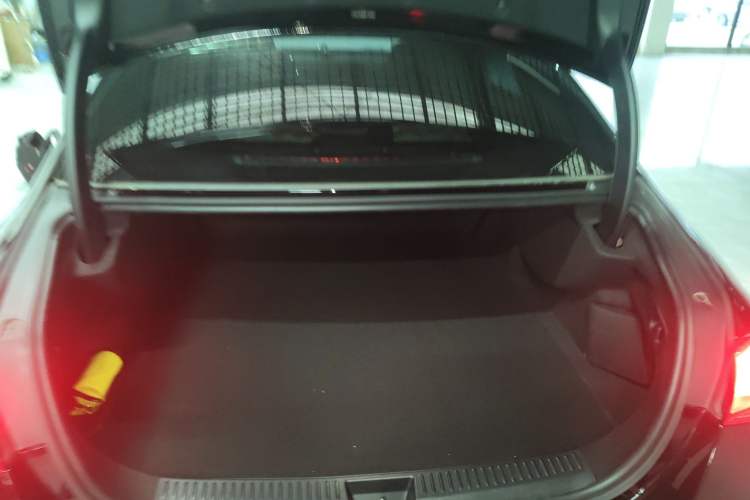 Used Mercedes-Benz E-Class New Energy 2024 E 350 e L Plug-in Hybrid Sedan Trunk