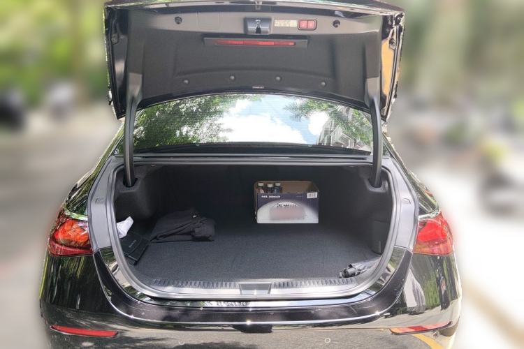 Used Mercedes-Benz E-Class New Energy 2024 E 350 e L Plug-in Hybrid Sedan Trunk