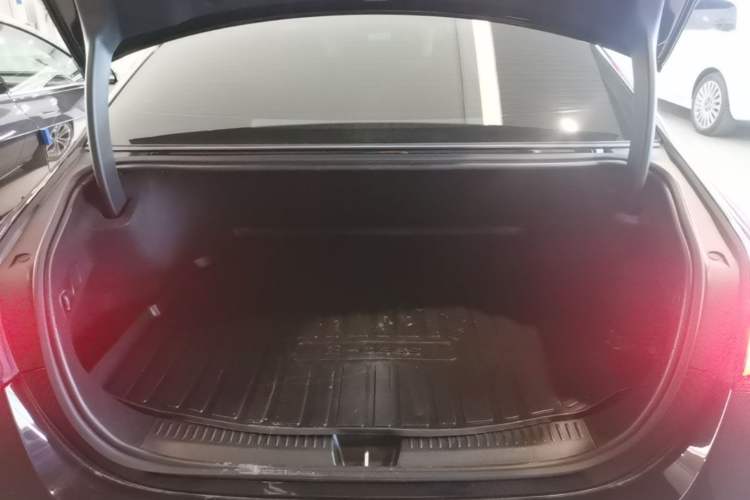 Used Mercedes-Benz E-Class New Energy 2024 E 350 e L Plug-in Hybrid Sedan Trunk