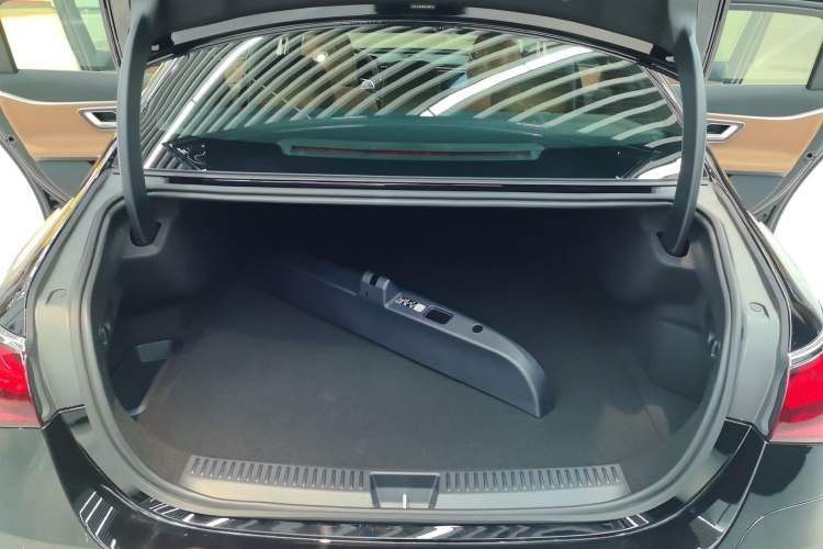Used Mercedes-Benz E-Class New Energy 2024 E 350 e L Plug-in Hybrid Sedan Trunk