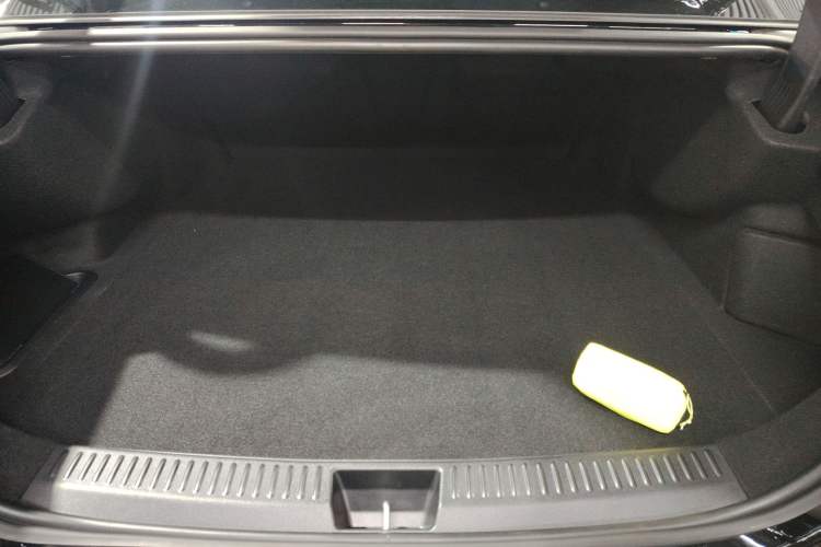 Used Mercedes-Benz E-Class New Energy 2024 E 350 e L Plug-in Hybrid Sedan Trunk