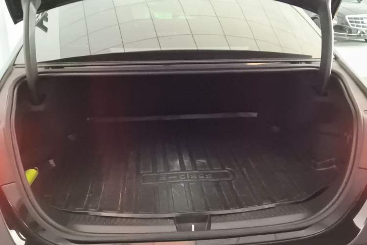 Used Mercedes-Benz E-Class New Energy 2024 E 350 e L Plug-in Hybrid Sedan Trunk