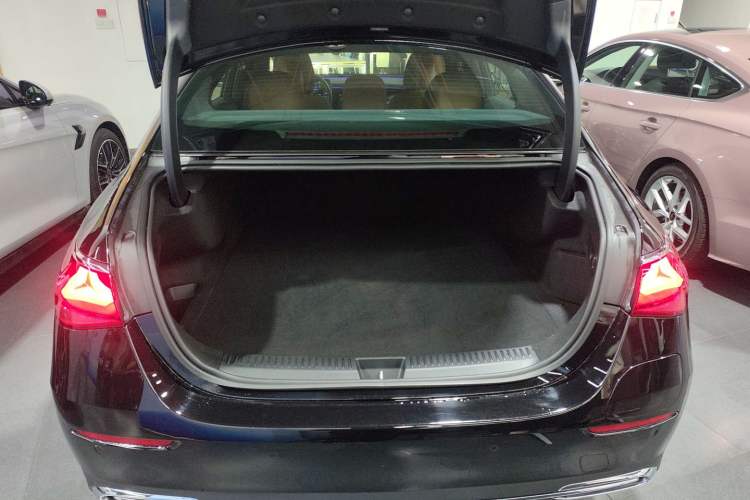 Used Mercedes-Benz E-Class New Energy 2024 E 350 e L Plug-in Hybrid Sedan Trunk