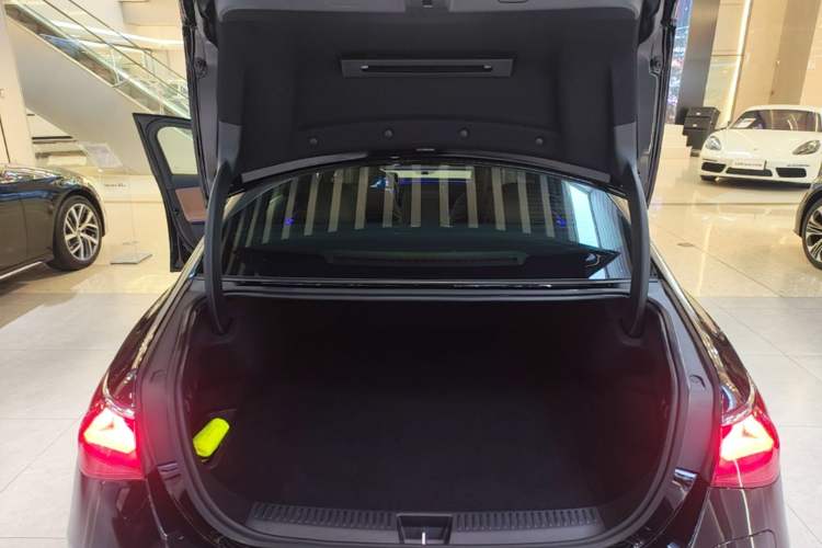 Used Mercedes-Benz E-Class New Energy 2024 E 350 e L Plug-in Hybrid Sedan Trunk