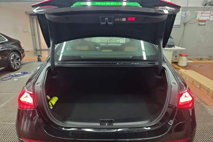 Used Mercedes-Benz E-Class New Energy 2024 E 350 e L Plug-in Hybrid Sedan Trunk
