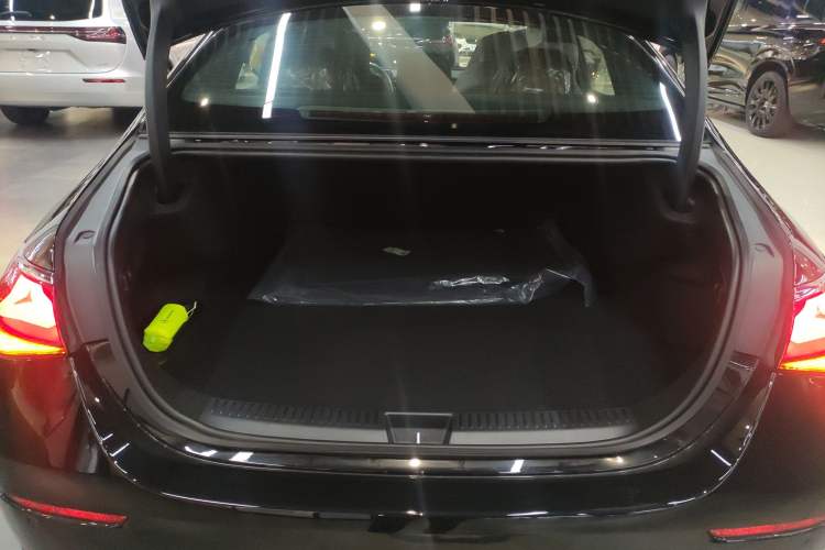 Used Mercedes-Benz E-Class New Energy 2024 E 350 e L Plug-in Hybrid Sedan Trunk