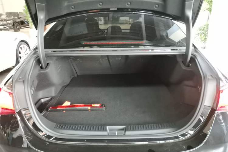 Used Mercedes-Benz E-Class New Energy 2024 E 350 e L Plug-in Hybrid Sedan Trunk