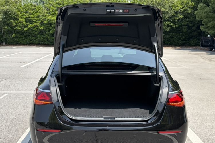 Used Mercedes-Benz E-Class New Energy 2024 E 350 e L Plug-in Hybrid Sedan Trunk