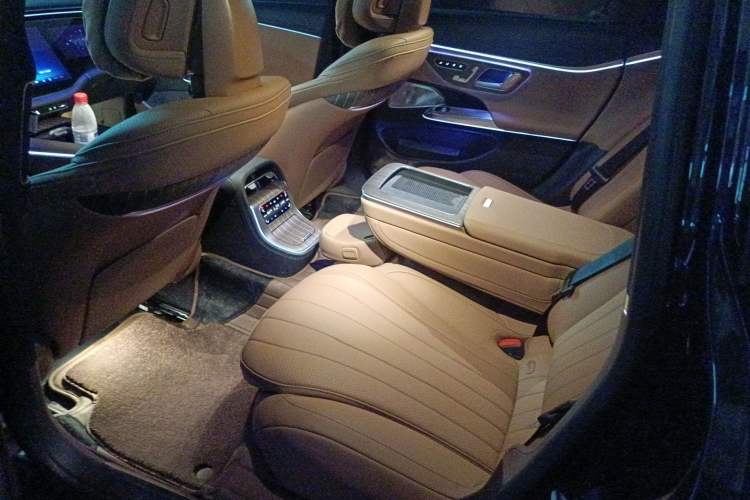 Used Mercedes-Benz E-Class New Energy 2024 E 350 e L Plug-in Hybrid Sedan Left Rear Seat