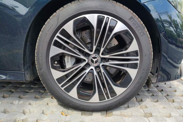 Used Mercedes-Benz E-Class New Energy 2024 E 350 e L Plug-in Hybrid Sedan Right Front Wheel Hub