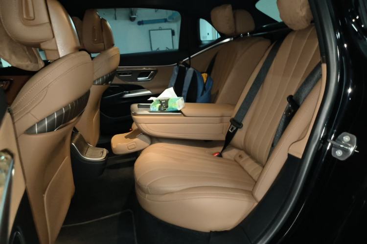 Used Mercedes-Benz E-Class New Energy 2024 E 350 e L Plug-in Hybrid Sedan Left Rear Seat