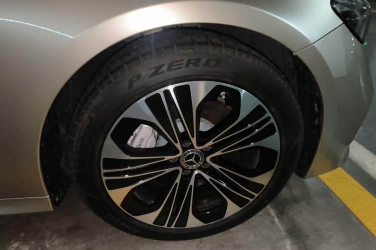 Used Mercedes-Benz E-Class New Energy 2024 E 350 e L Plug-in Hybrid Sedan Right Front Wheel Hub