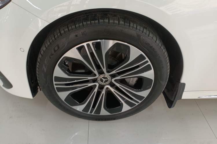 Used Mercedes-Benz E-Class New Energy 2024 E 350 e L Plug-in Hybrid Sports Sedan Left Front Wheel Hub
