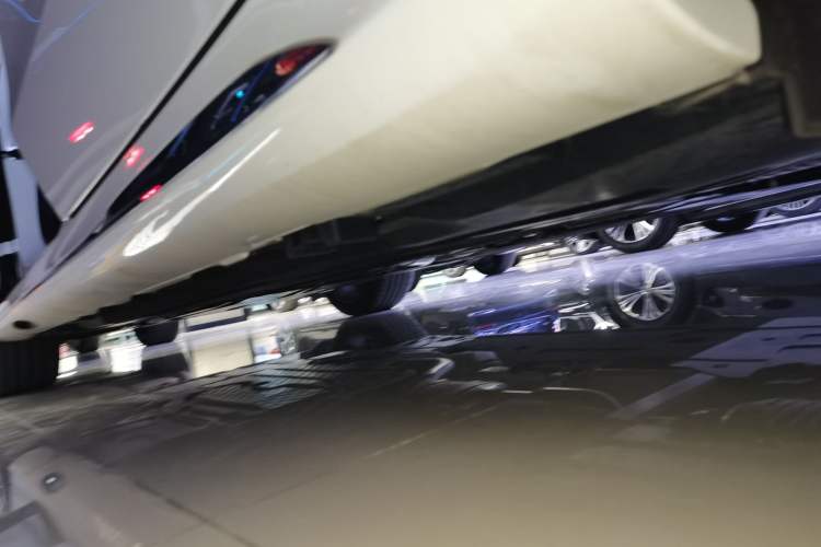 Used Mercedes-Benz E-Class New Energy 2024 E 350 e L Plug-in Hybrid Sedan Left Side Sill