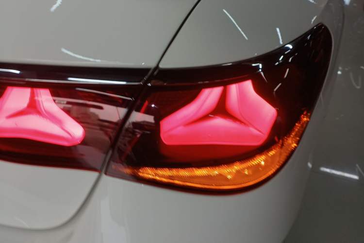Used Mercedes-Benz E-Class New Energy 2024 E 350 e L Plug-in Hybrid Sports Sedan Right Rear Taillight