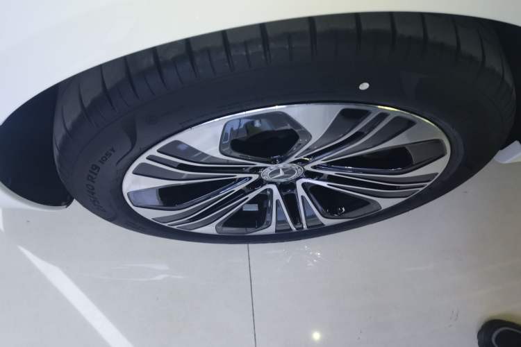 Used Mercedes-Benz E-Class New Energy 2024 E 350 e L Plug-in Hybrid Sedan Right Rear Wheel Hub